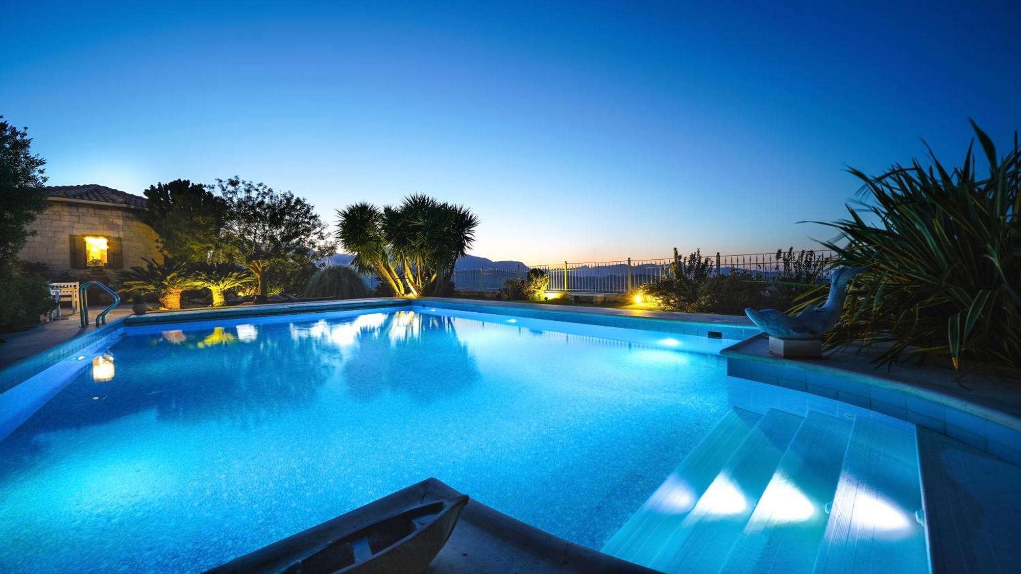 Luxury Villa Allure Dhafnes ภายนอก รูปภาพ